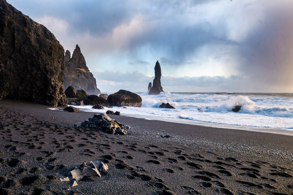 Schwarzer Strand von Reynisfjara an der Südküste Islands &ndash; &copy; jon_chica - stock.adobe.com