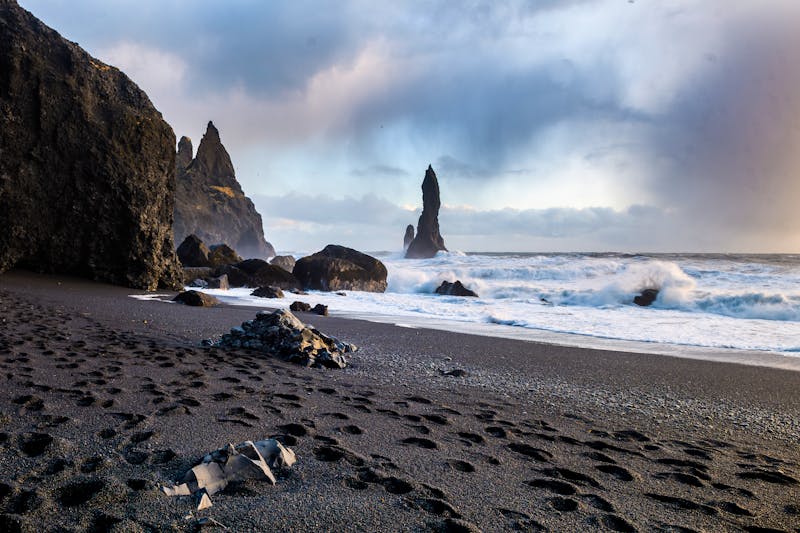 Schwarzer Strand von Reynisfjara an der Südküste Islands - ©jon_chica - stock.adobe.com