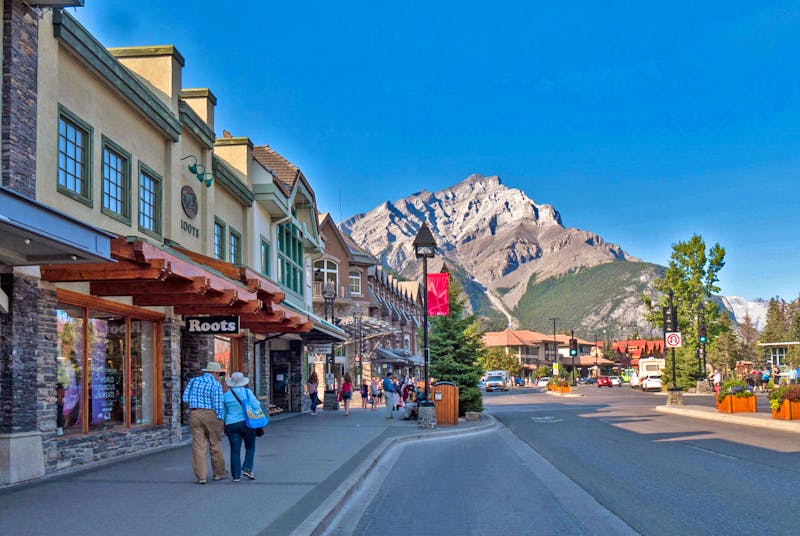 Einkaufsstraße Banff Avenue in Banff - ©Anna Stiebing - Eberhardt TRAVEL