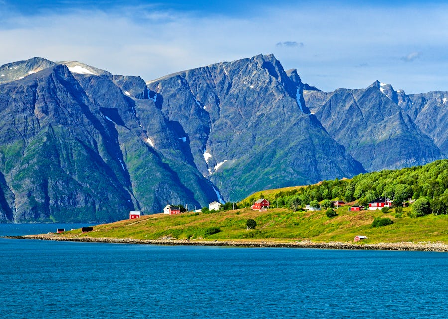 Lyngen Alps und Lyngenfjord in Nord-Norwegen – © Joerg - stock.adobe.com