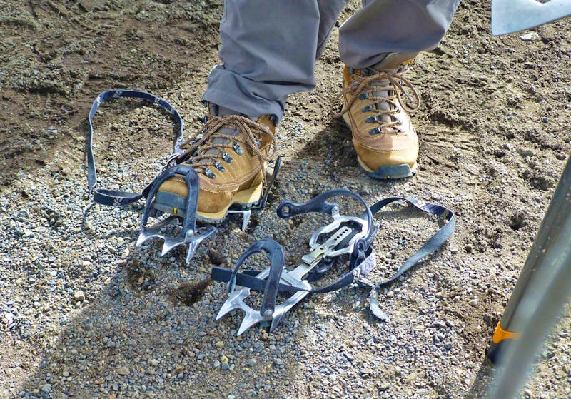 Steigeisen anschnallen für die Gletscherwanderung - ©Kristin Weigel - Eberhardt TRAVEL