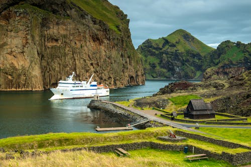 Fähre auf die Westmänner-Inseln - bei Heimaey  &ndash; &copy; forcdan - stock.adobe.com