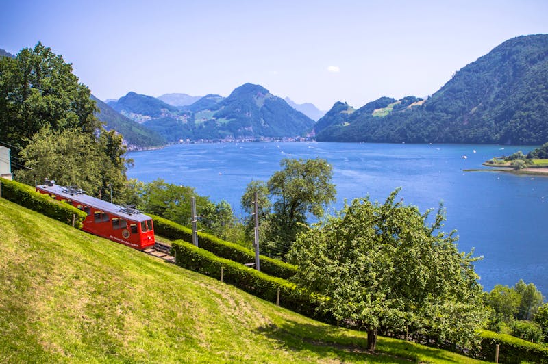 Zahnradbahn am Pilatus mit Vierwaldstätter See - ©robertdering - stock.adobe.com