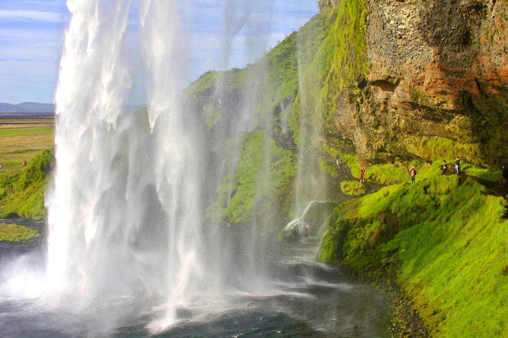 Seljalandsfoss - Spaziergang hinter den Wasserfall – © Anna Stiebing - Eberhardt TRAVEL