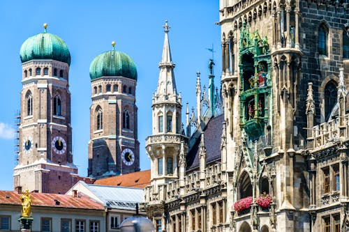 Rathaus und Frauenkirche in München &ndash; &copy; Britta und Ralph Hoppe - www.FooTToo.de - Adobe Stock