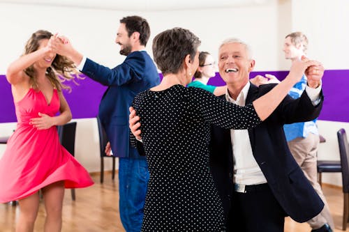 Tanzunterricht - gemeinsam Standardtänze lernen &ndash; &copy; Kzenon - stock.adobe.com