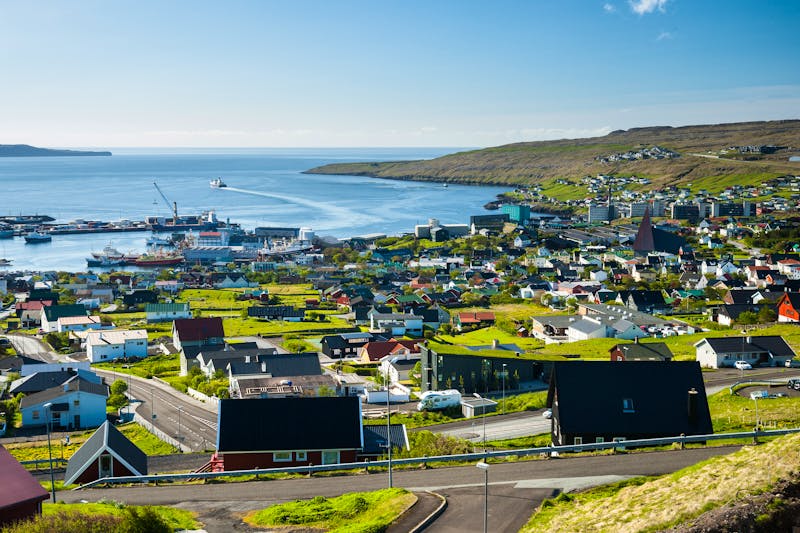 Torshavn an einem Sommertag - ©Alexander Erdbeer - stock.adobe.