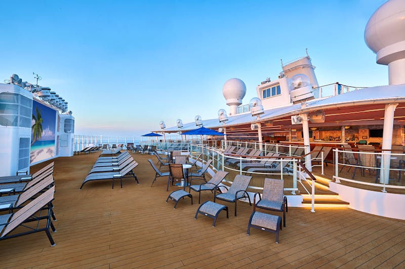 Sonnendeck und Open Air Bar Spice H2O auf der Norwegian Joy - ©NCL - Norwegian Cruise Line