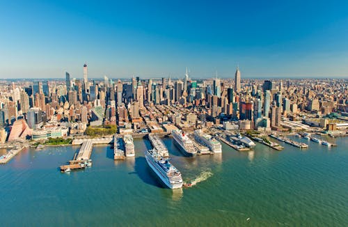 Kreuzfahrtschiffe in Manhattan - New York &ndash; &copy; demerzel21 - stock.adobe.com