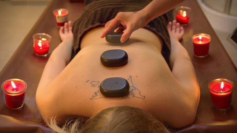 Anwendung mit heißen Steinen im Medi Spa Buczynski – ©Magdalena Pulik
