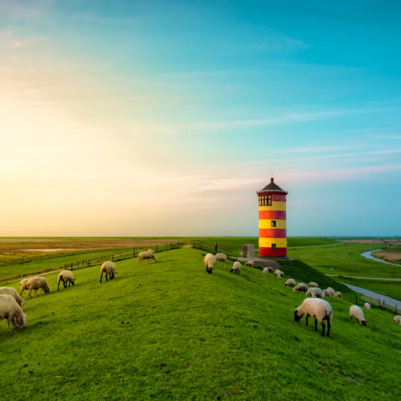 Pilsumer Leuchtturm am Deich in Ostfriesland an der Nordsee - &copy;Darius Dzinnik - stock.adobe.com