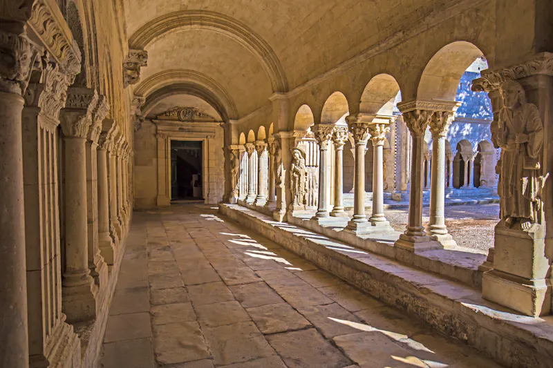 Kirche Saint Trophime in Arles - Kreuzgang - &copy;simonwhitehurst - stock.adobe.com
