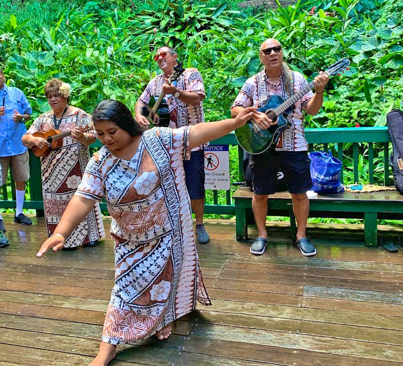 Hawaiianischer Tanz in der Fern Grotto auf Kauai - ©Anne Schröder - Eberhardt TRAVEL