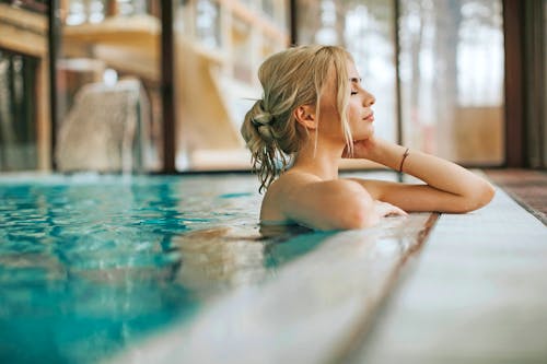 Wellness im Schwimmbad &ndash; &copy; BGStock72 - stock.adobe.com