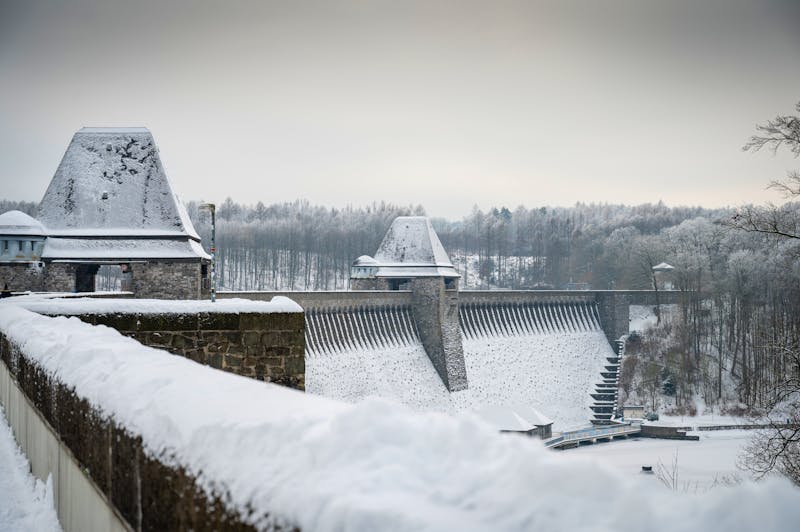 Sperrmauer Möhnesee im Winter - &copy;Ronny Gängler - adobe stock