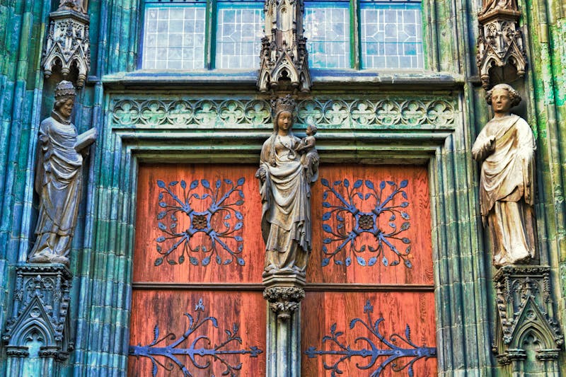 Marienfigur am Süpdportal der Wiesenkirche - &copy;ArTo - stock.adobe.com