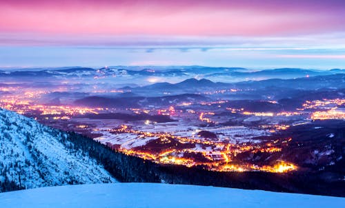 Jelenia Gora im winterlichen Riesengebirge &ndash; &copy; Artur Bociarski - stock.adobe.com