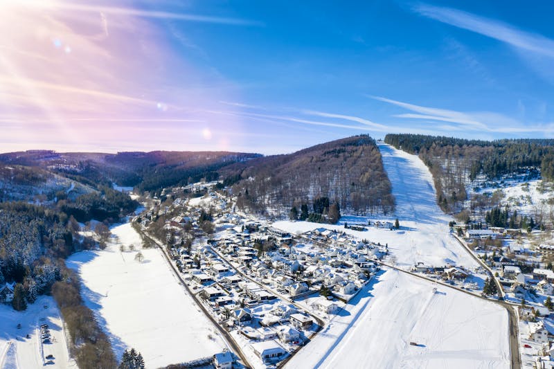 Willingen mit den Skisprungschanzen - &copy;www.tanja-esser-auftragsatelier.de