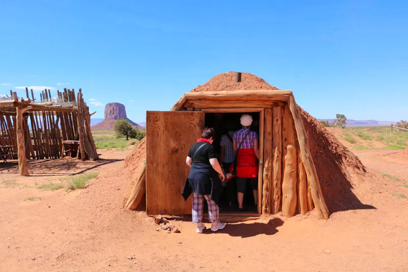 Lehmhäuser der Navajo-Indianer am Monument Valley - &copy;Kristin Weigel - Eberhardt TRAVEL