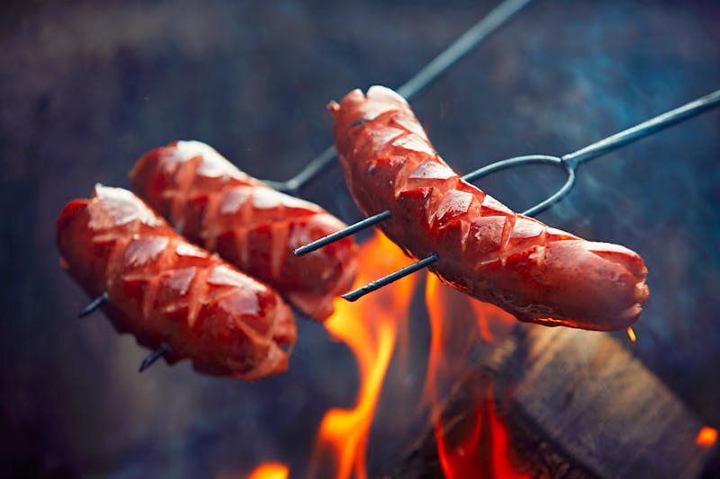 Würstchen am Feuer - ©chalabala.cz - adobe Stock