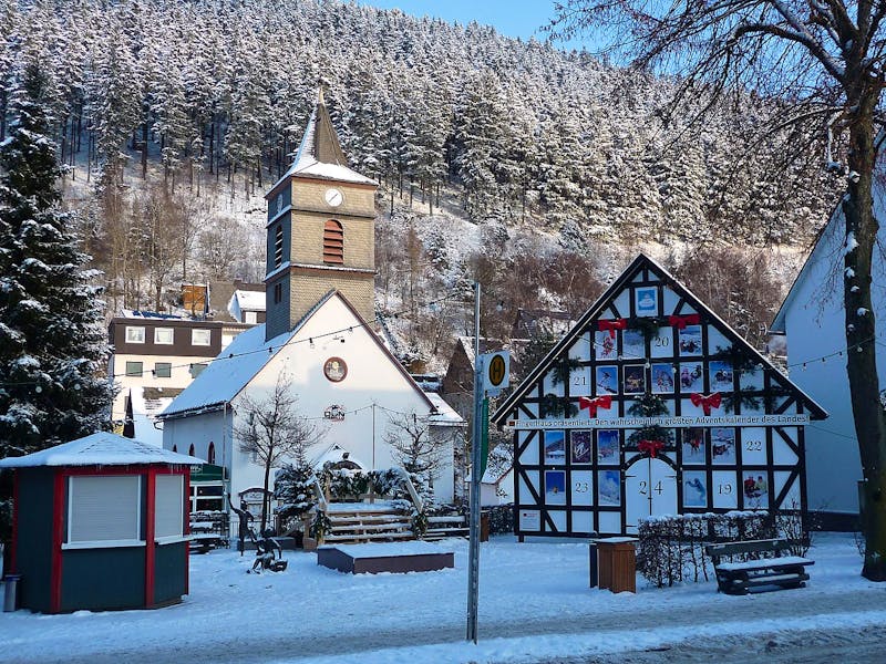 Willingen - Kirche und Adventskalender - &copy;Giggel - Wikimedia