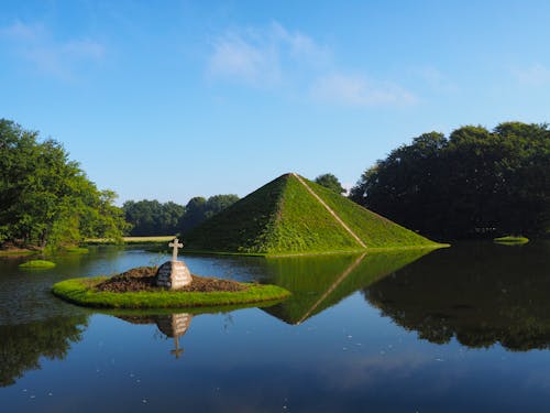Seepyramide im Schlosspark Branitz in Cottbus &ndash; &copy; imohn - stock.adobe.com