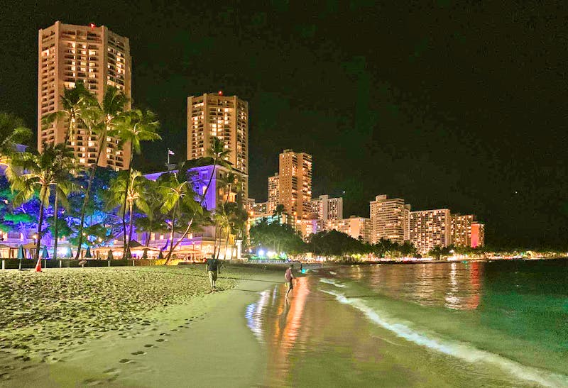 Abendspaziergang am Waikiki Beach in Honolulu - ©Anne Schröder - Eberhardt TRAVEL