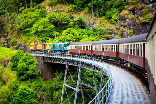 Zugfahrt mit dem Scenic Railway bei Kuranda &ndash; &copy; FiledIMAGE - stock.adobe.com