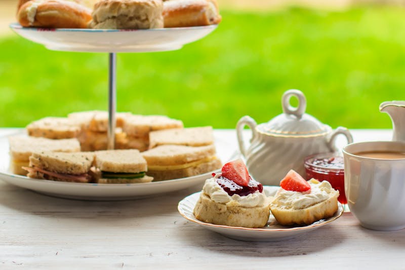 Afternoon Tea mit Scones und Sandwiches - ©Liliya Trott - stock.adobe.com