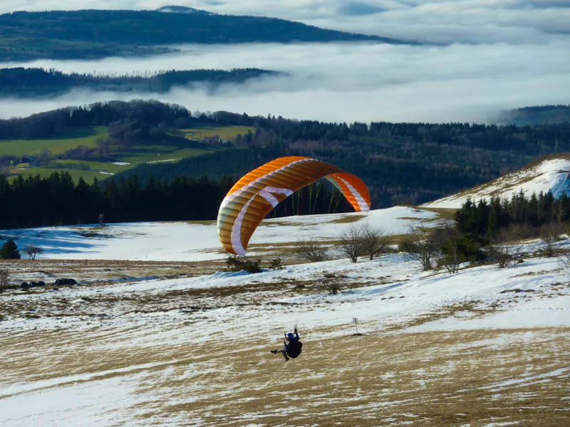 Wasserkuppe in der Rhön - Paragleiter im Winter - &copy;Petra Scherbaum - Eberhardt TRAVEL