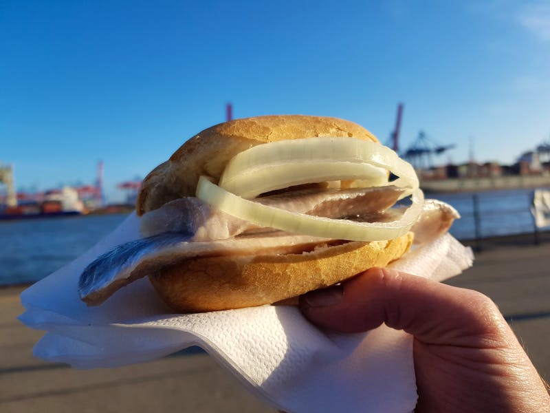 Herzhaft, frisch und Fisch - Matjesbrötchen an der Nordsee - ©TwilightArtPictures - stock.adobe.com
