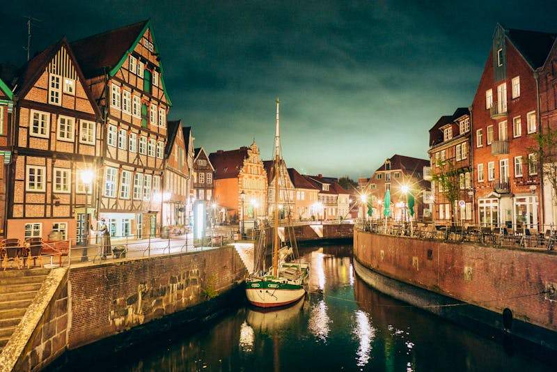 Hansestadt Stade im Alten Land - Hafen in der Altstadt bei Nacht - ©Till Junker - stock.adobe.com