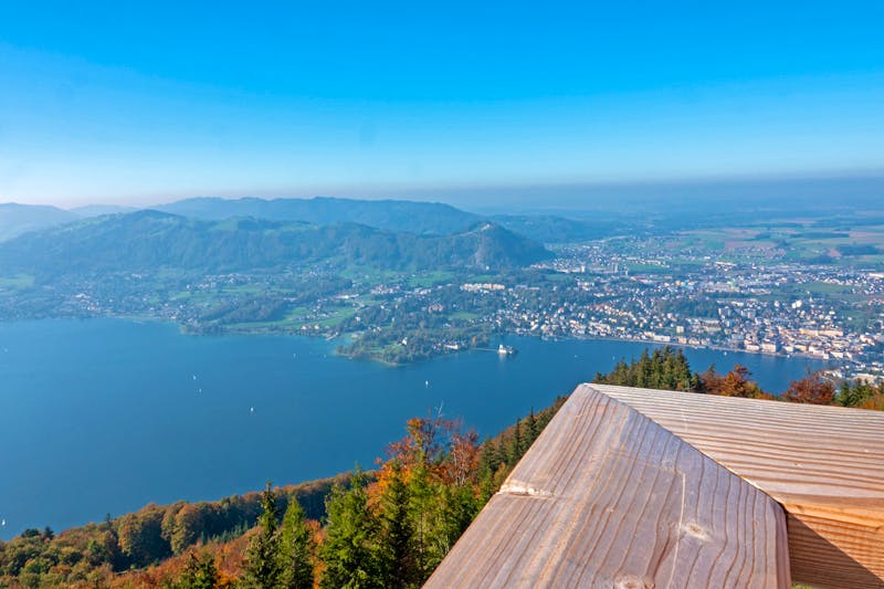 Grünberg mit Blick auf den Traunsee - ©Helmut Hofbauer - stock.adobe.com