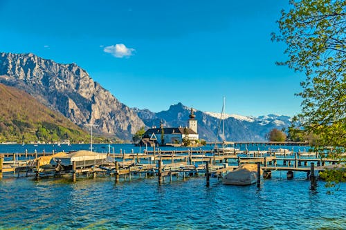 Schloss Ort in Gmunden am Traunsee &ndash; &copy; hungry_herbivore - stock.adobe.com