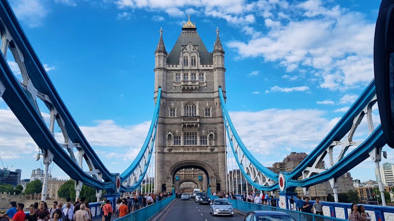 Fahrt über die Tower Bridge in London - ©Marlies Thrum - Eberhardt TRAVEL