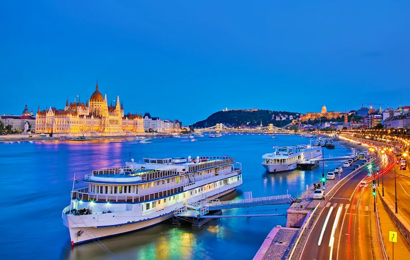 Schifffahrt auf der Donau in Budapest - ©Nikolay N. Antonov - stock.adobe.com