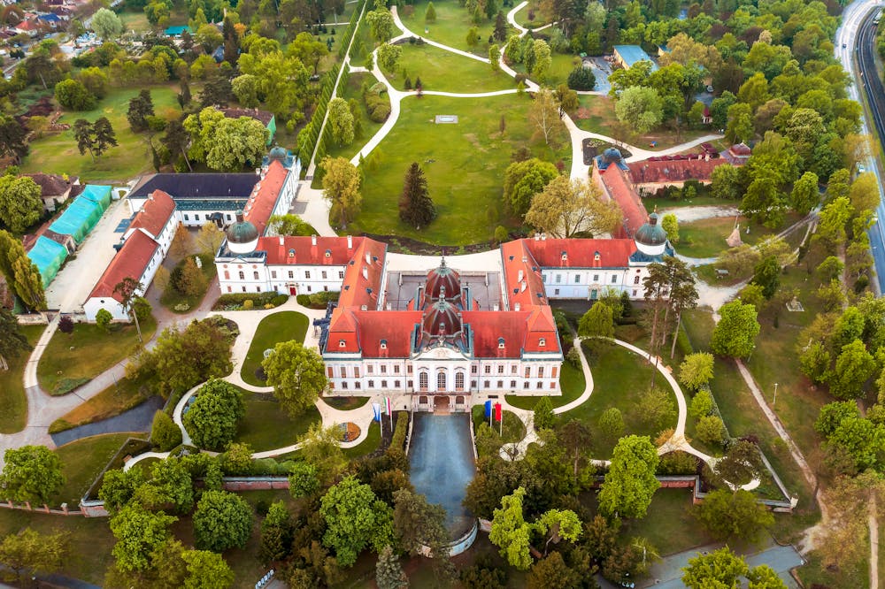 Sisi-Schloss Gödöllö in Ungarn &ndash; &copy; Geza Kurka - stock.adobe.com