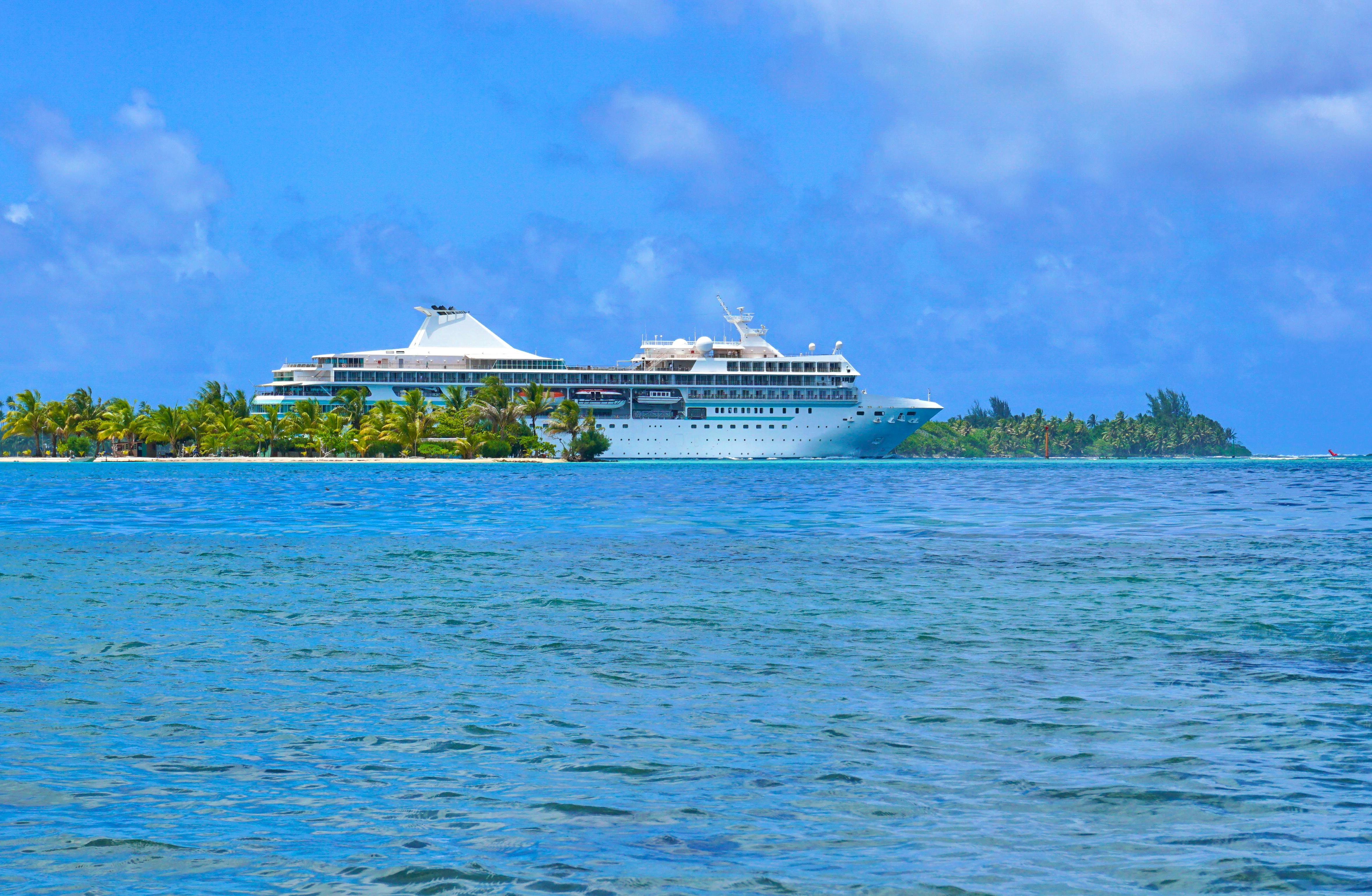 Kreuzfahrtschiff Paul Gauguin in Französisch Polynesien&nbsp;&ndash;&nbsp;&copy;&nbsp;dam@seaphotoart.com - Adobe Stock