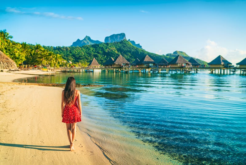 Strandspaziergang auf Bora Bora mit Blick zum Mont Otemanu - ©MARIDAV - stock.adobe.com