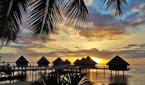 Abendstimmung auf Tahiti - Stelzenhäuser &ndash; &copy; Jacob Spangenberg - Eberhardt TRAVEL