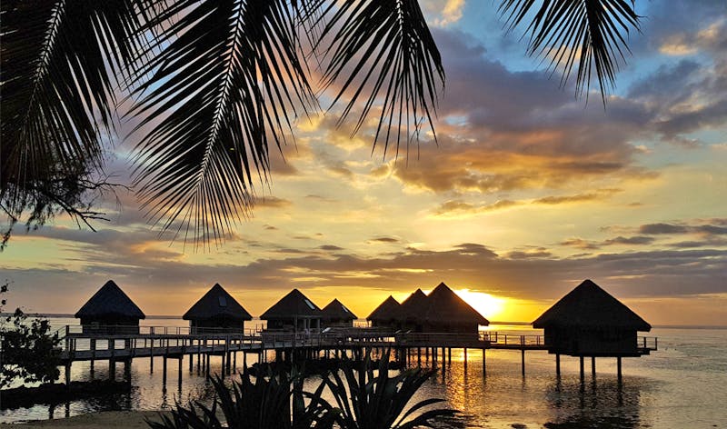 Abendstimmung auf Tahiti - Stelzenhäuser - ©Jacob Spangenberg - Eberhardt TRAVEL