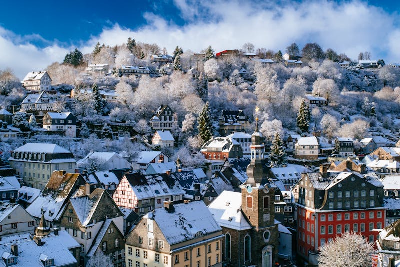 Monschau in der Eifel - Altstadtpanorama im Winter - ©ANADMAN - stock.adobe.com