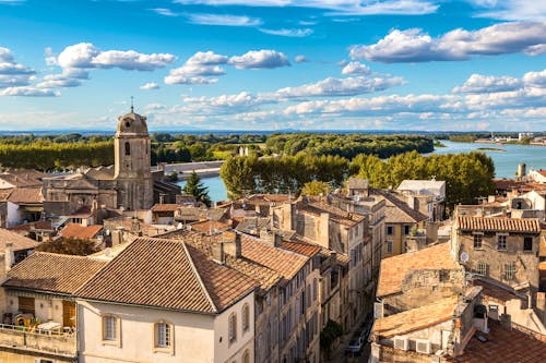 Arles in der Provence - Blick auf die Altstadt und die Rhone &ndash; &copy; www.figurniy.com - stock.adobe.com