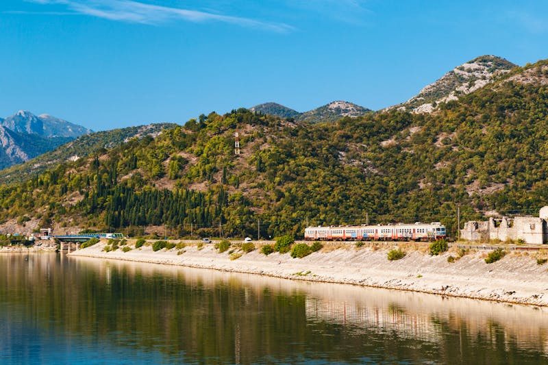 Zugfahrt am Skutari-See in Montenegro - ©Iryna Budanova 2016 - stock.adobe.com