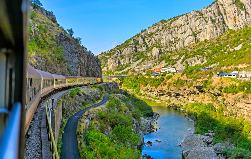 Zugfahrt durch die Bergwelt von Montenegro - ©http://fb.com/oleksandr.info - stock.adobe.com