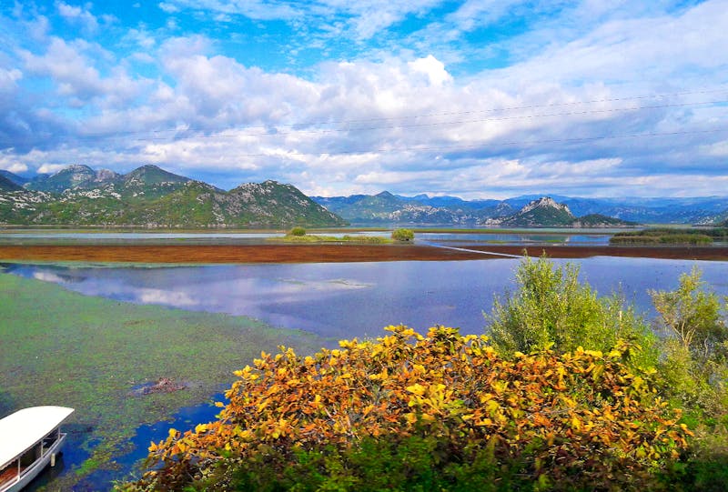 Zugfahrt entlang des Skutari-Sees in Montenegro - ©Walburga Lindner - Eberhardt TRAVEL