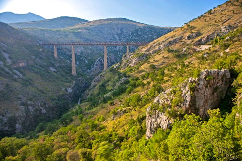 Eisenbahnbrücke in der Moraca Schlucht - Montenegro &ndash; &copy; Artem Bruk - stock.adobe.com