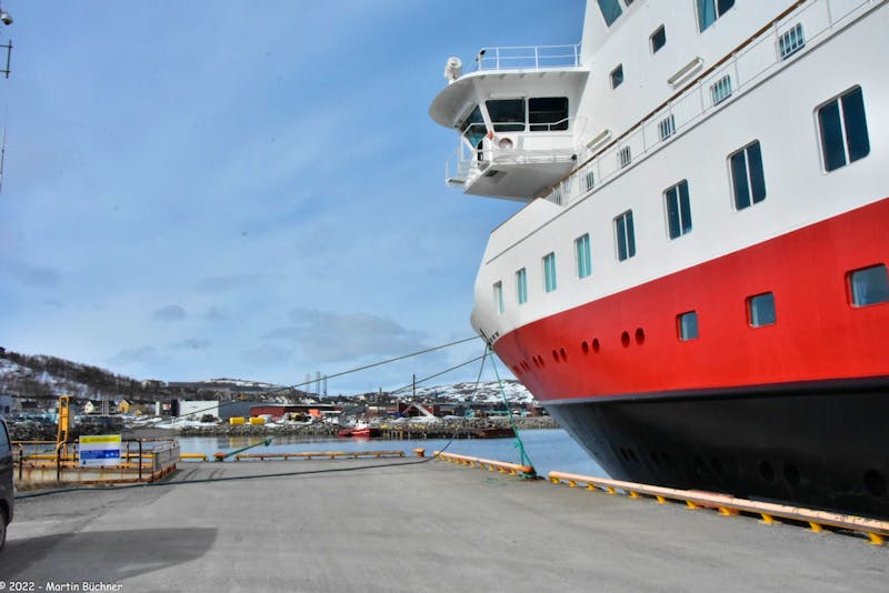 Hurtigruten-Schiff in Kirkenes - Geographischer Wendepunkt der Reise - ©Martin Büchner - Eberhardt TRAVEL
