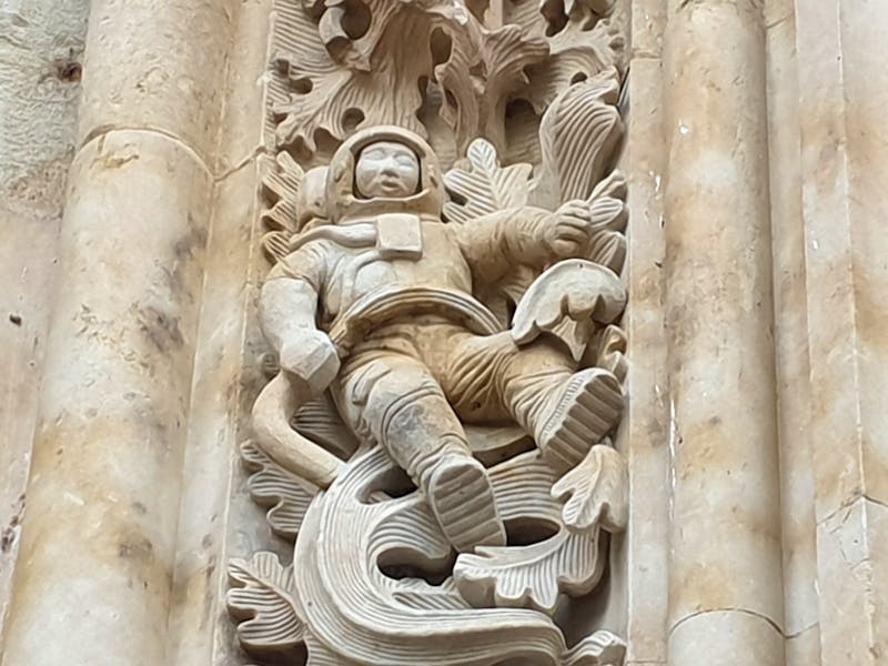 Astronaut an der Neuen Kathedrale von Salamanca - Spanien - ©Benjamin Rodriguez Manzanares für Eberhardt TRAVEL