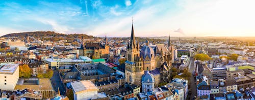 Aachen - Panorama-Stadtbild mit Dom und Rauthaus &ndash; &copy; Vincent - stock.adobe.com
